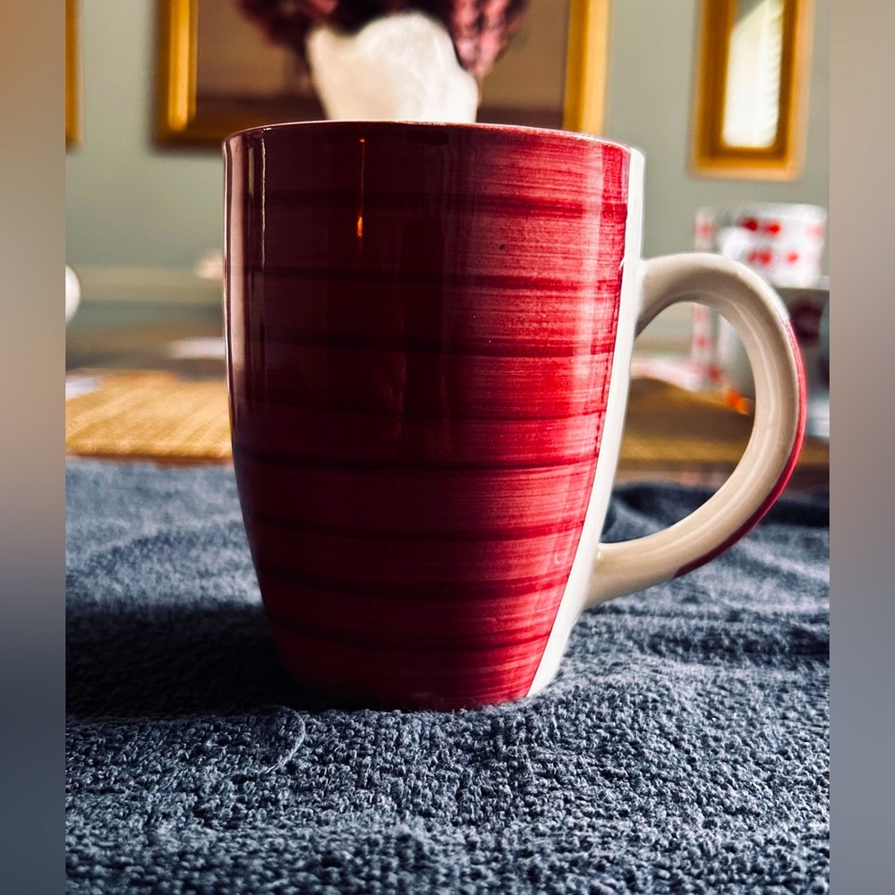 🧨Red And White Nice Coffee Mig (Great Condition)(SEND ANY OFFER OF $7 OR MORE‼️)